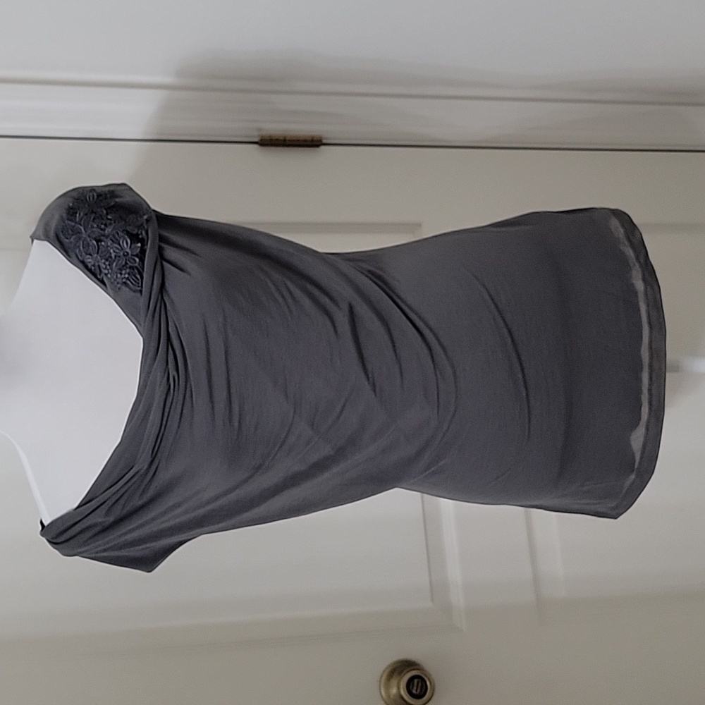 H&M Size M Gray 'To The Shoulder' Blouse with Floral Applique, NWOT
